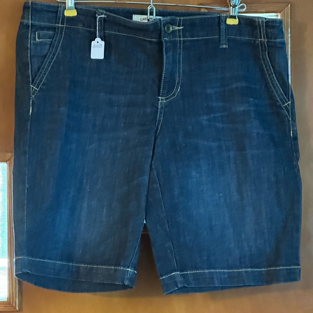 EUC Canyon River Blues denim shorts. Size 8. Women’s.